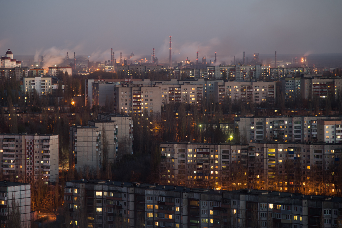 Жизнь в спальных районах. Спальный район Москвы. Спальные районы. Спальный район ночью. Москва Сити спальные районы.